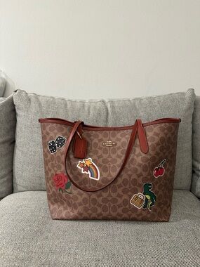 NWT Coach City Tote Bag In Signature Canvas With Sticker Print cz611